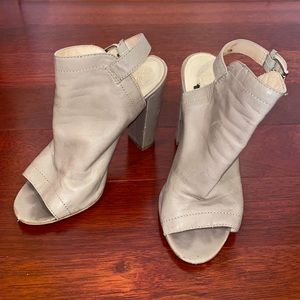 Vince Camuto Women's Vamelia Bootie Size 8 Color Taupe